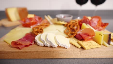 cena casera de lujo con plato de queso y vino tinto, tiro de muñeco