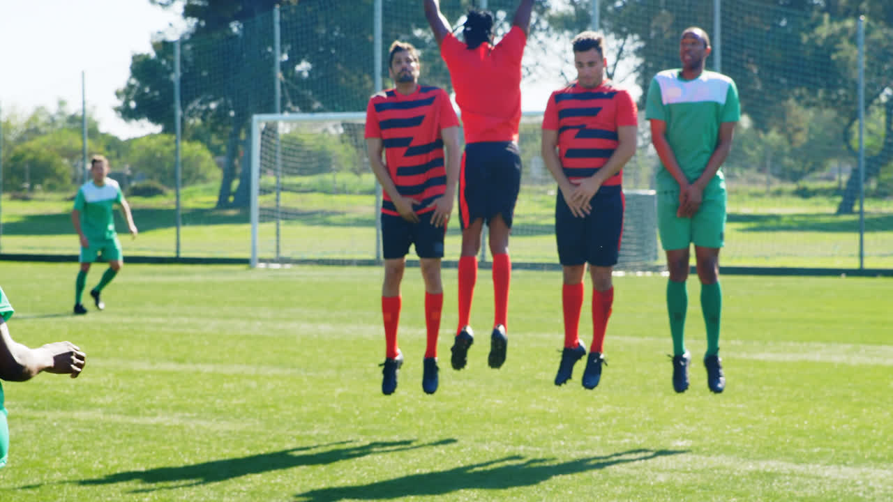 필드에서 축구를 연습하는 축구 선수들 4k