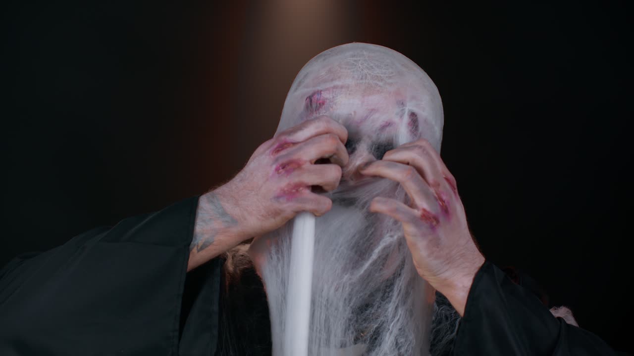 악의적인 남자 끔찍한 무서운 할로윈 좀비 카메라에 불길하게 보이는 코, 입에서 연기를  ⁇ 는다