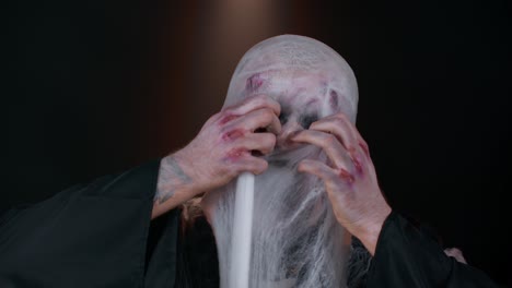 악의적인 남자 끔찍한 무서운 할로윈 좀비 카메라에 불길하게 보이는 코, 입에서 연기를  ⁇ 는다
