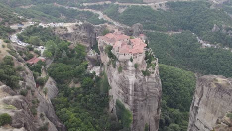 Aerial-view-away-from-the-Varlaam-cloister,-in-Meteora,-Greece---pull-back,-drone-shot