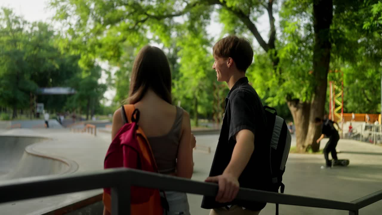 젊은 부부가 스케이트 파크에서 어울리고 있다