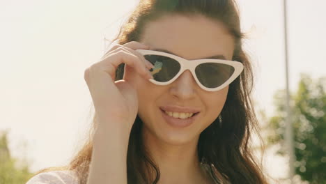 mujer con gafas de sol al aire libre