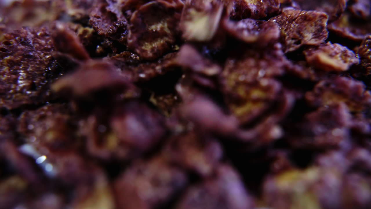 Flocos de Cereal de Chocolate Caindo em Leite Branco