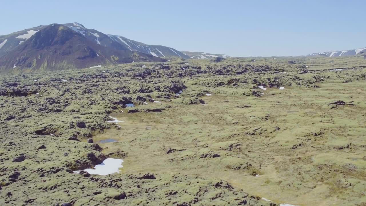 vastos campos de lava cubiertos de musgo en las tierras altas de islandia, vista aérea de distancia
