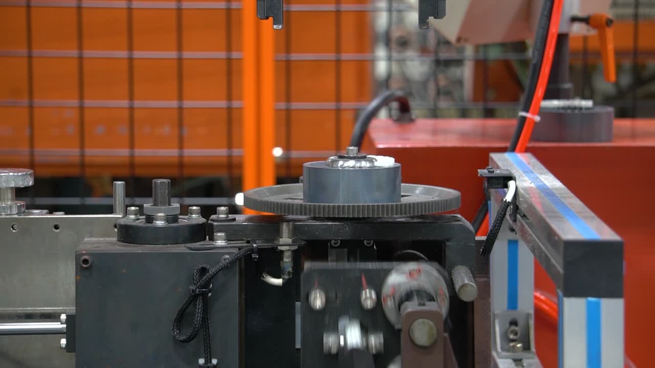 máquina robótica automatizada de ensamblaje de bobinas de motor en un entorno de fábrica