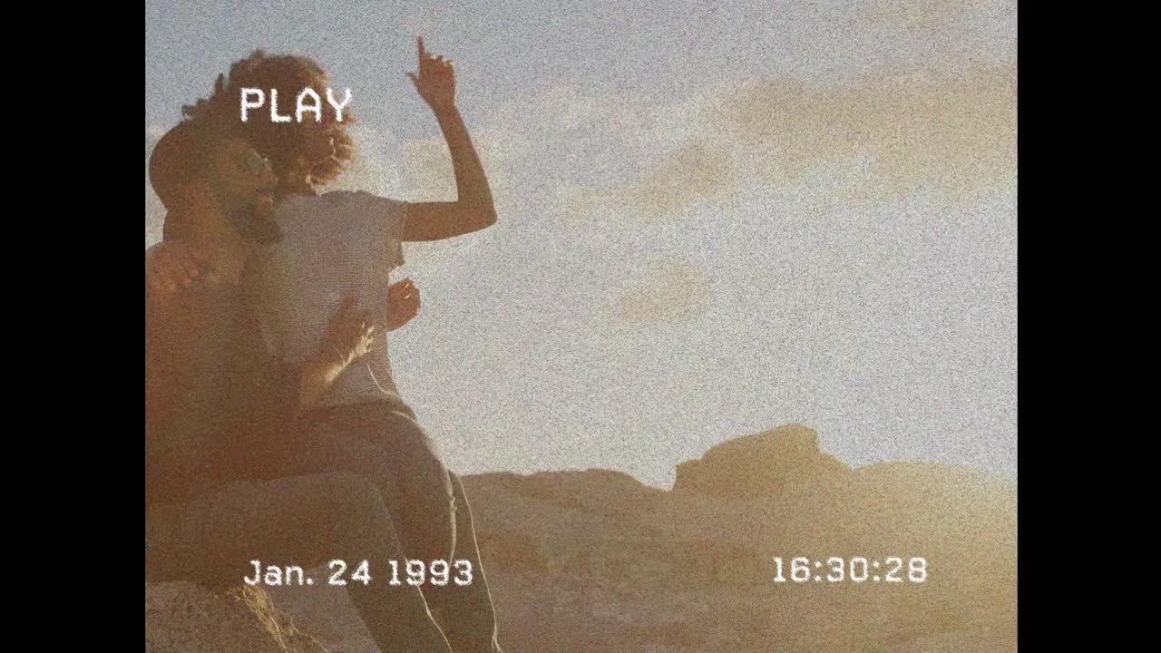 animación de interferencia sobre una pareja afroamericana en la playa