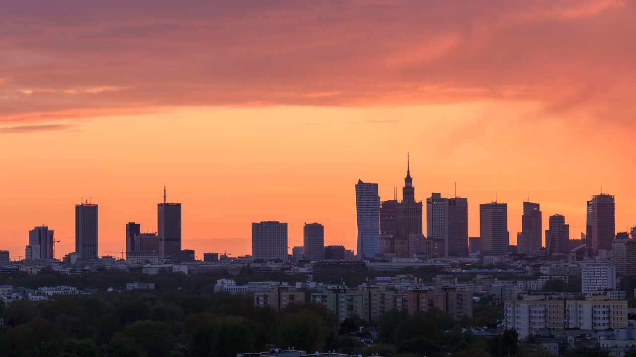 Cakrawala Warsawa Saat Matahari Terbenam