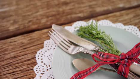 Various-cutlery-on-wooden-table-4k