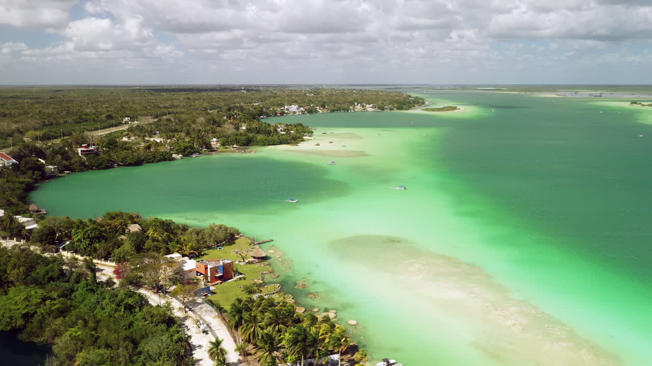 tiro giratorio de agua color turquesa y casas en bacalar mexico