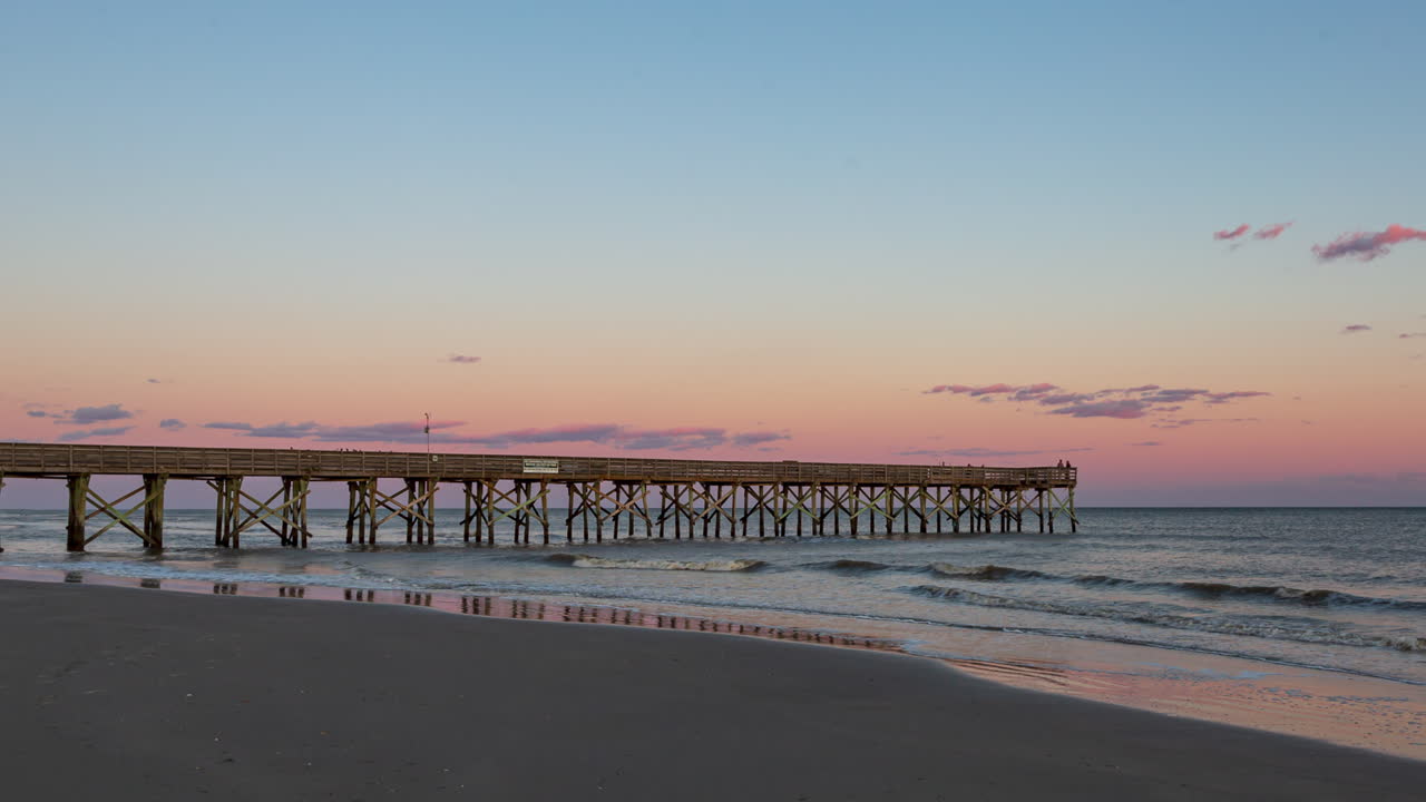 Spiaggia e molo di Isle of Palms all'alba in Carolina del Sud, USA