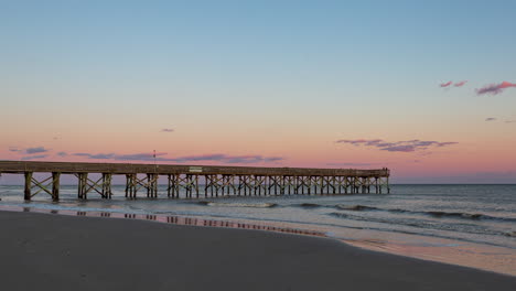 Isla-De-Palms-Beach-Y-Muelle-Al-Amanecer-En-Carolina-Del-Sur,-EE.UU.