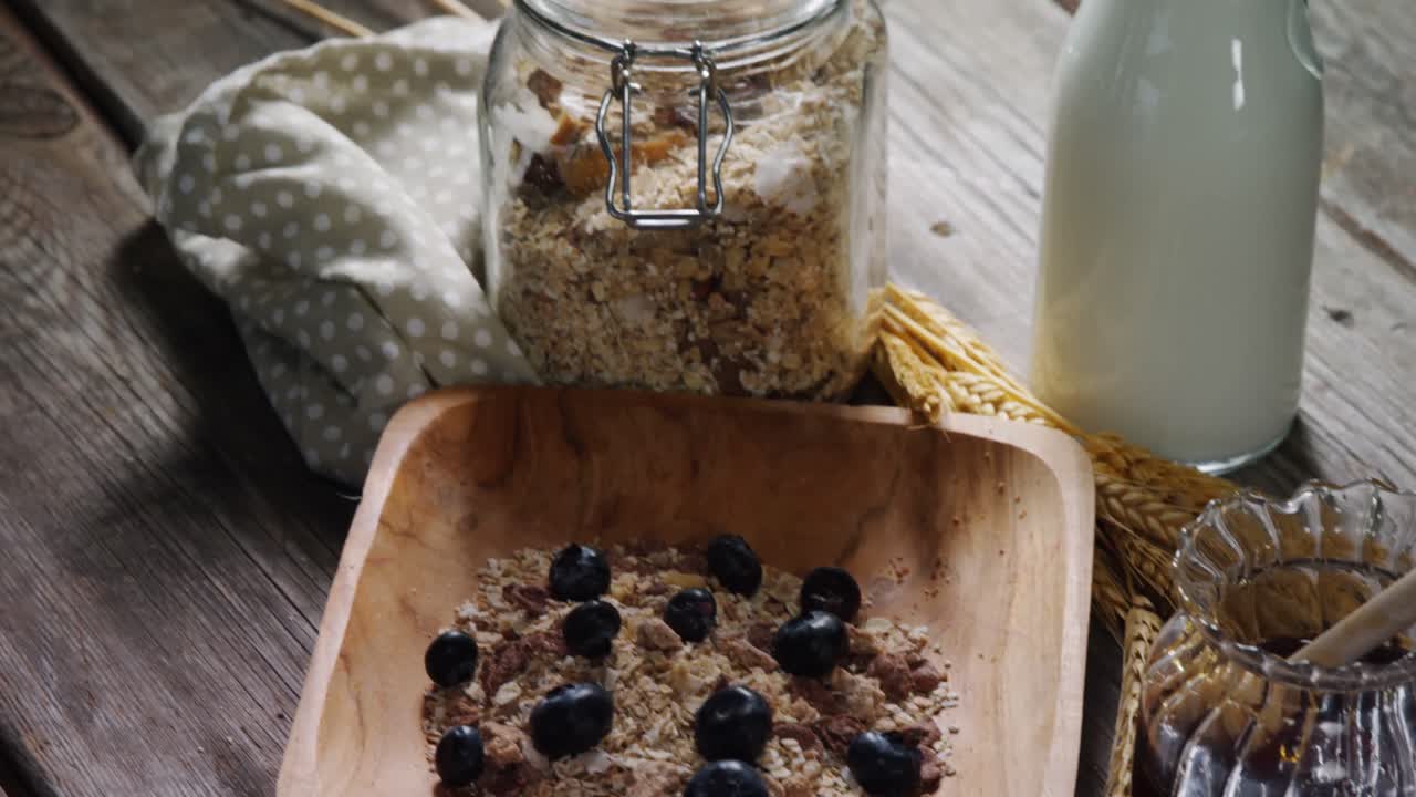 나무 테이블 4k에 아침 식사 시리얼과  ⁇  항아리