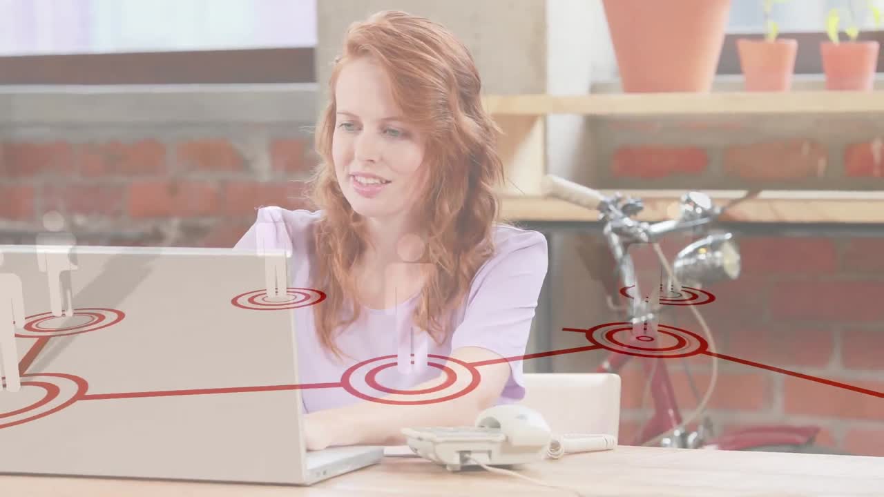 animación del procesamiento de datos sobre una mujer de negocios caucásica usando computadora