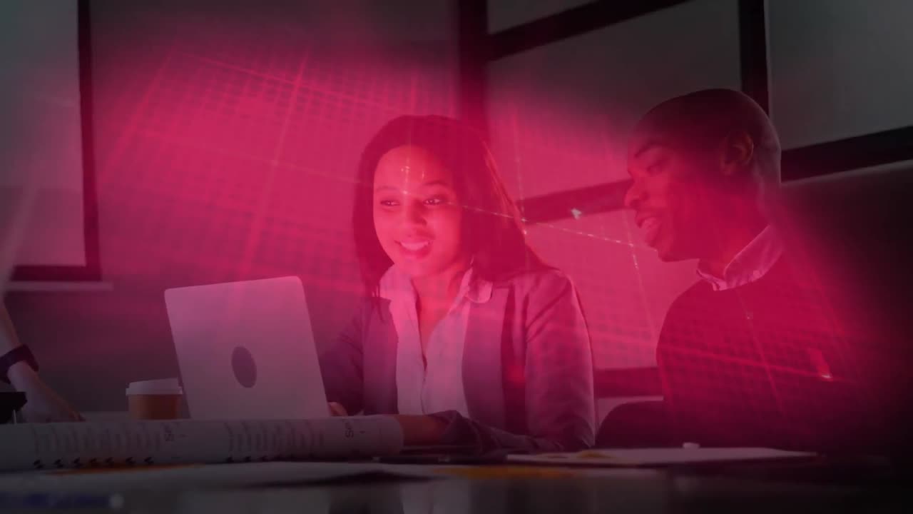 animación de la línea isoeléctrica sobre diversas personas de negocios que usan computadora portátil en la oficina