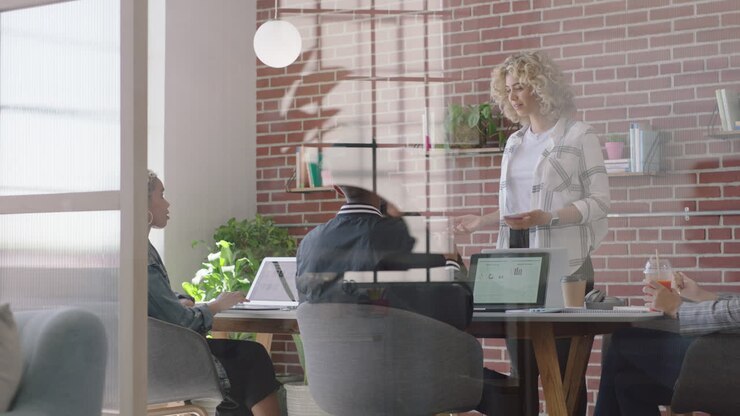 uomini d'affari creativi che incontrano team leader di razza mista donna che discute la strategia del progetto di avvio condividendo idee di sviluppo godendo della comunicazione di lavoro di squadra in un ufficio moderno alla moda
