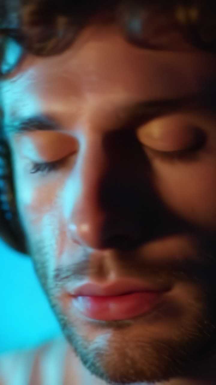 Momento Introspectivo: Primi piani di un individuo pensieroso in luce soffusa con espressioni calme che riflettono pensieri ed emozioni interiori.