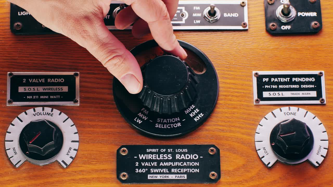 Old Retro AM FM Radio with tubes, Hand Changing stations , bulb vintage music player.