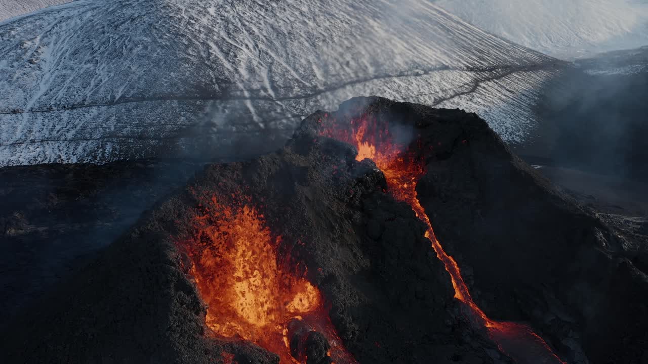 encima del volcán de cono de salpicaduras en erupción en el punto de acceso de islandia, fagradalsfjall