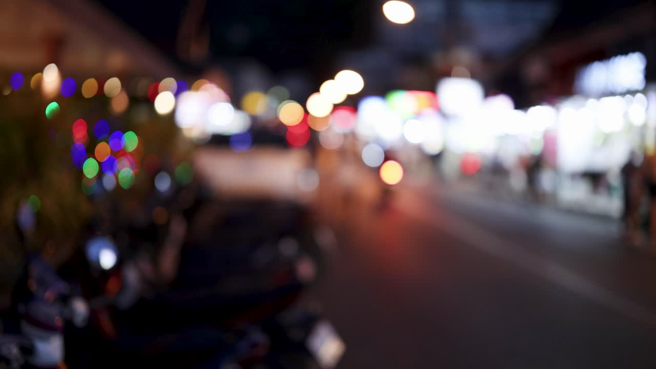 움직이는 교통과 불빛으로 흐릿한 밤 장면