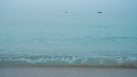 Carreras-De-Lanchas-Rápidas,-Lentas-Cabezas-De-Tortugas-Marinas-Emergen-Del-Agua,-Golfo-Pérsico,-Paisaje-Escénico,-Naturaleza,-Juntos,-Playa-Azul-De-Ensueño,-Horizonte,-Olas,-Embarcaciones,-Adrenalina,-Aventura,-Prístino,-Chapoteo,-Tropical,-Verano