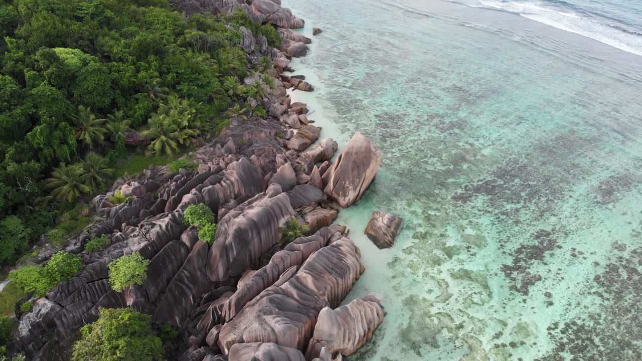 Pemandangan udara Anse Source d’Argent, La Digue, Seychelles.