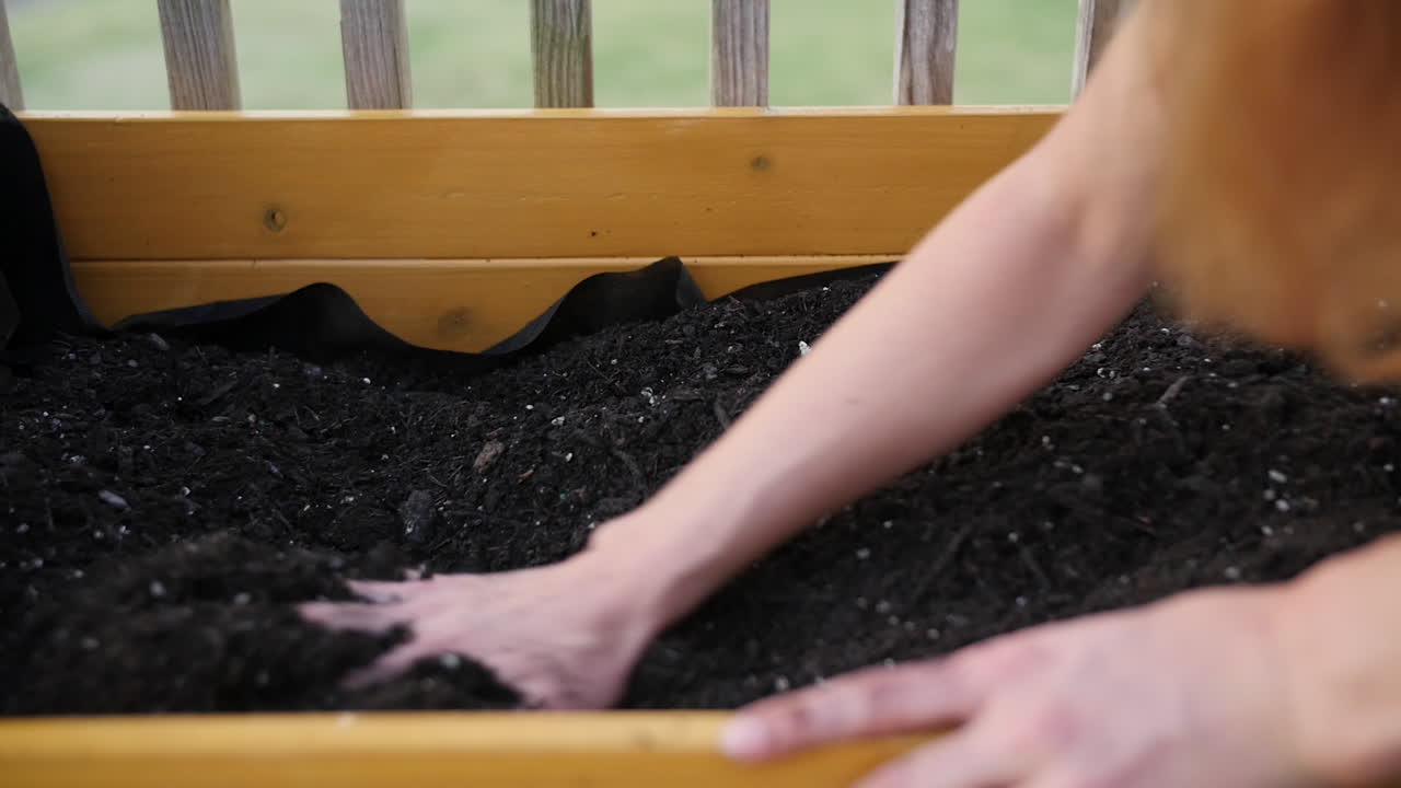 mani che spostano sporco e fertilizzante