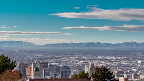 el valle de salt lake city y el horizonte con la cordillera de wasatch en el fondo y una sobrecarga de cloudscape - lapso de tiempo