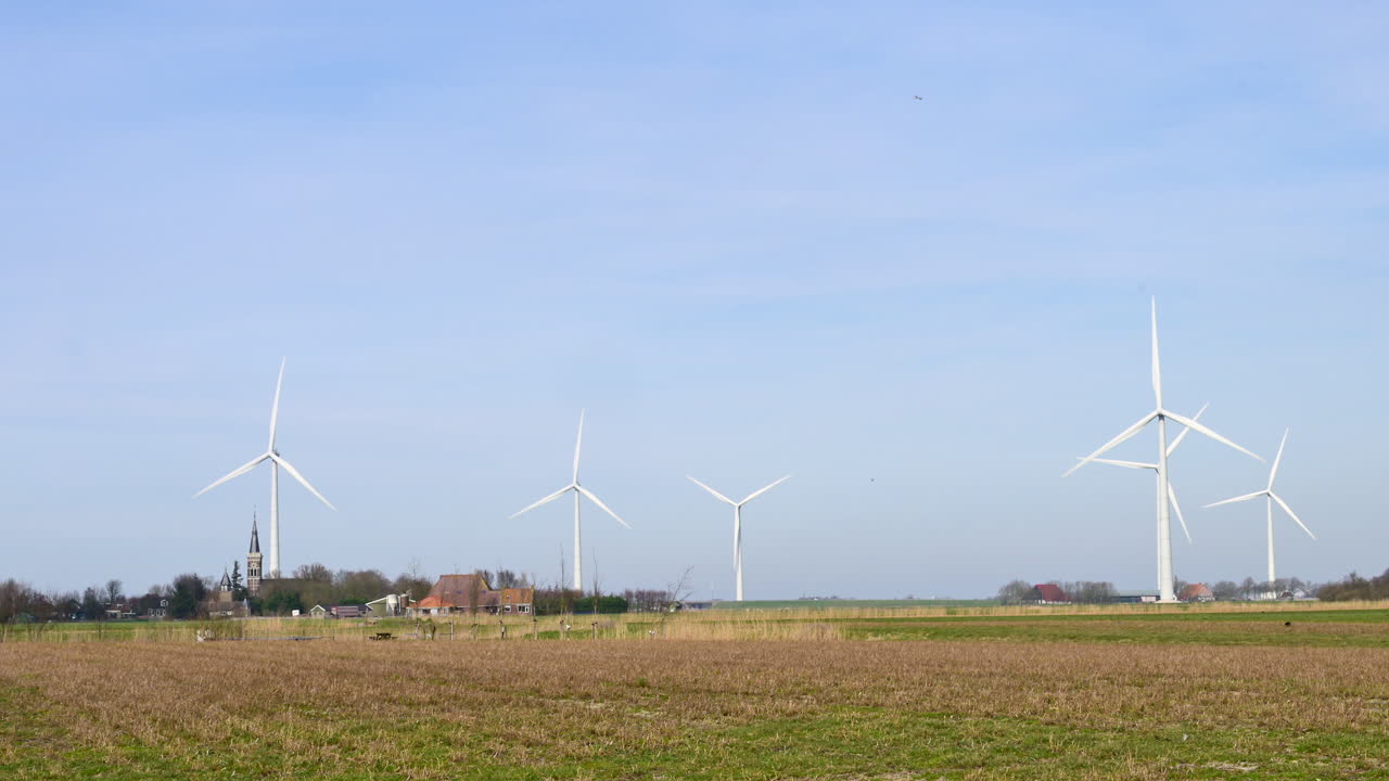 유럽 네덜란드의 작은 마을 주변의 농장 내의 풍력 터빈