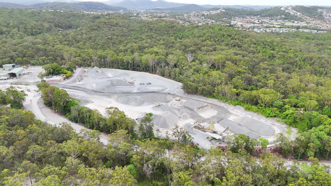 드론이 울창한 초록색 속에서 광산을 포획합니다.