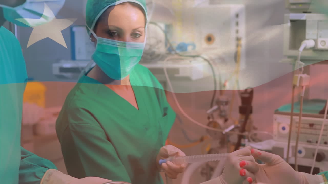 Animazione della bandiera del Texas che sventola contro un team di chirurghi eterogenei che eseguono un intervento chirurgico in ospedale.