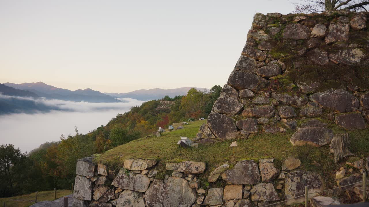 el castillo de takeda arruina la antigua muralla y el fondo del valle neblinoso. panorámica.