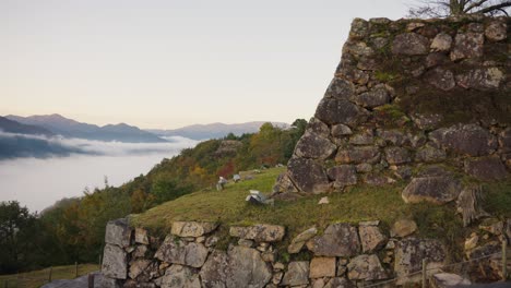 el castillo de takeda arruina la antigua muralla y el fondo del valle neblinoso. panorámica.