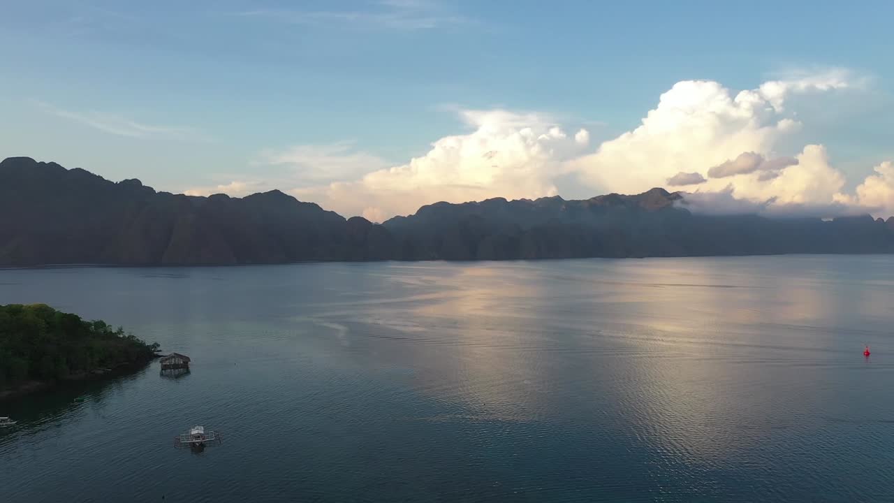 vista aérea de las montañas de piedra caliza, barcos, cielo en coron, palawan, filipinas