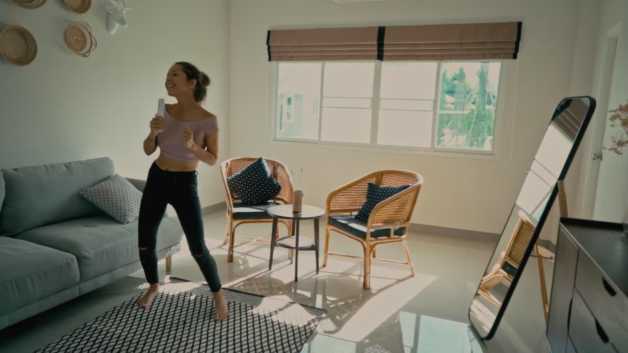 거실에서 춤을 추는 여자