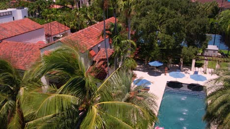 Imágenes-Aéreas-De-La-Mansión-De-Miami-Beach-Con-Piscina-Con-Palmeras-Tropicales-Paraíso-De-Drones-Frente-Al-Mar