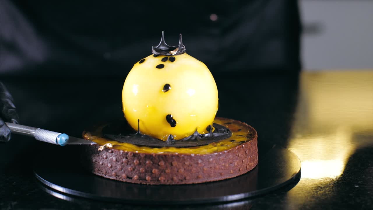 요리사의 클로즈업이 마무리되고 있습니다. 열정 과일로 디저트를 만니다.