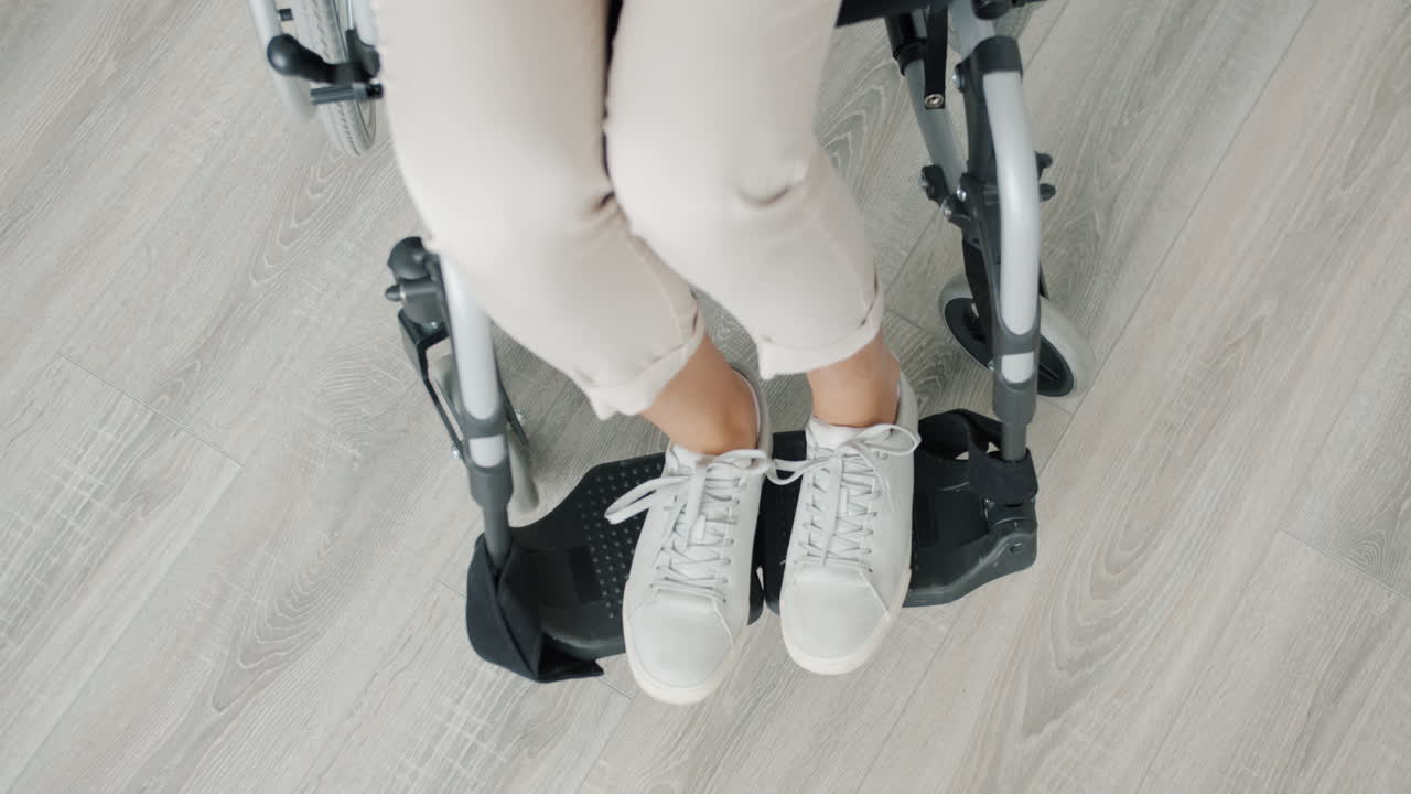 una mujer en silla de ruedas