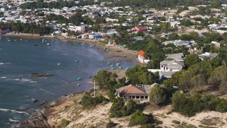 Mui-Ne-Beach-Resort-Town-Im-Südosten-Vietnams-An-Einem-Sonnigen-Tag,-Luftorbital