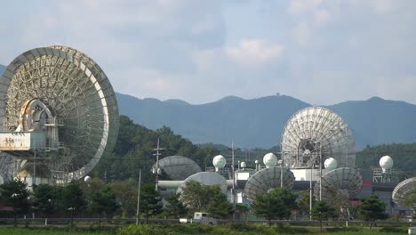 금산 kt sat - 금산, 한국을 배경으로 산의 전경을 조망할 수 있는 낮의 금산 위성 센터