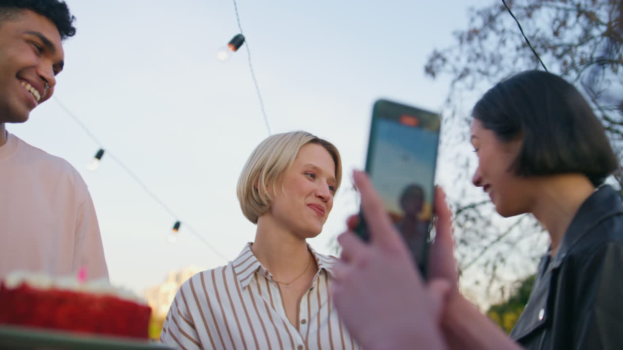 веселые друзья поздравляют девушку с днем рождения вблизи. счастливая женщина говорит