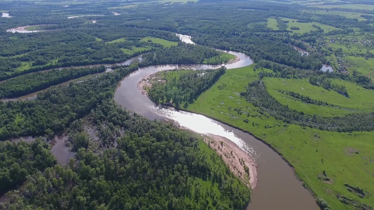 paisaje aéreo con un pequeño río sinuoso
