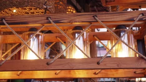 candelabro de madera rústico con acentos de cuerda
