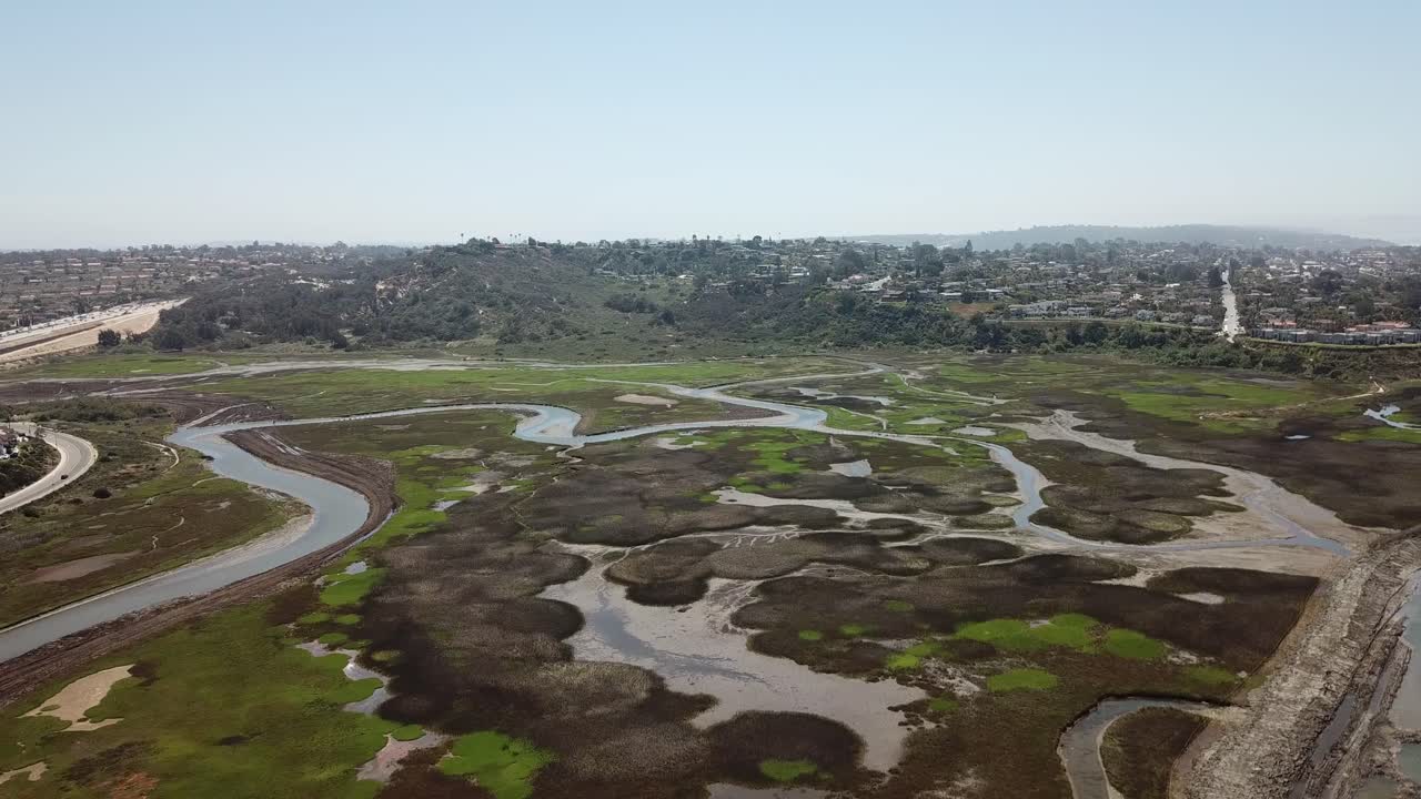 푸른 들판 위로 날아가는 드론의 모습