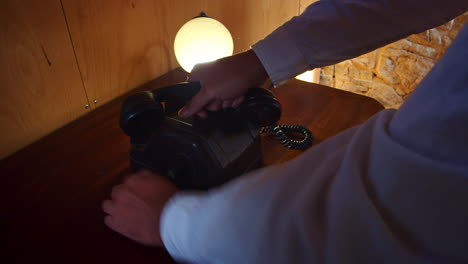 llamadas cortas desde un viejo teléfono de manivela