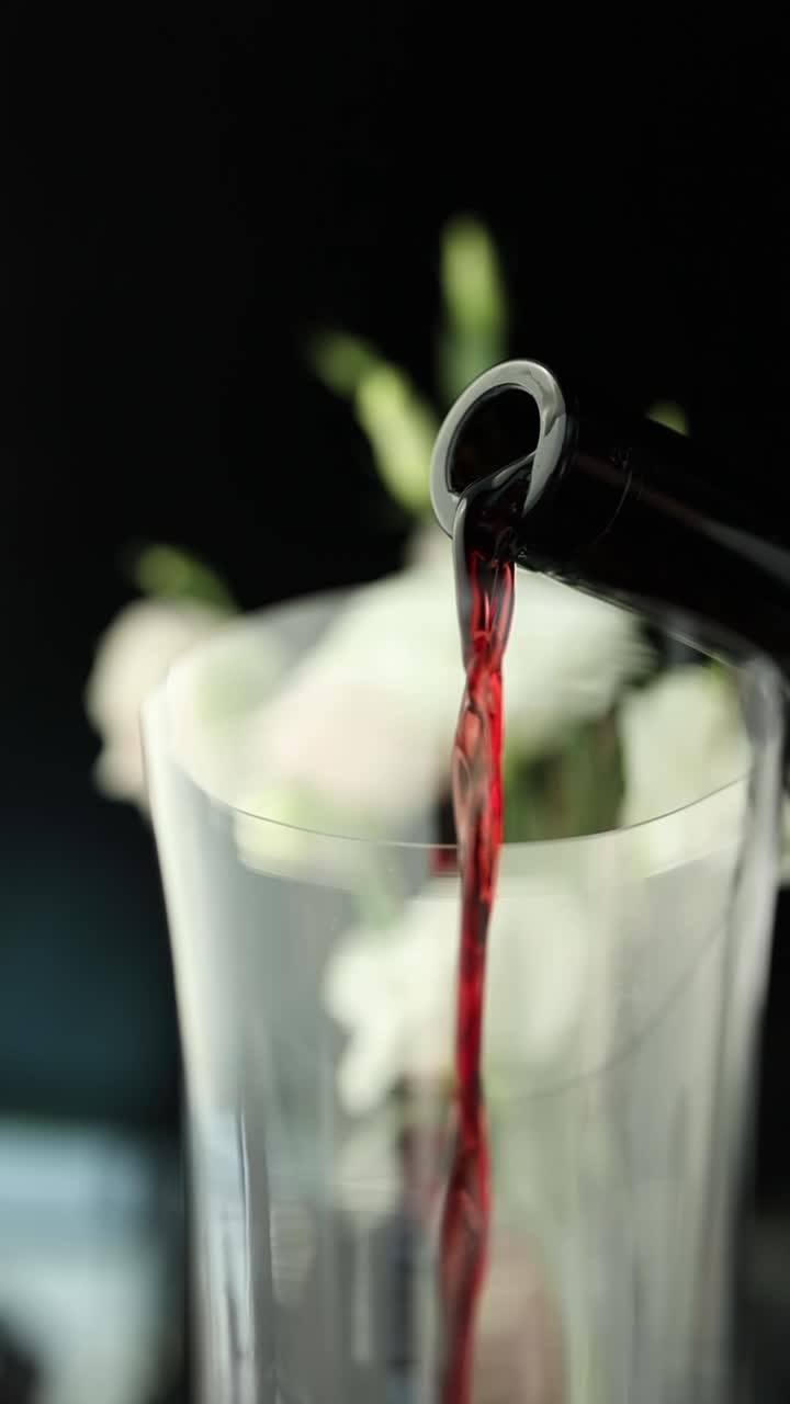 Le vin rouge est versé dans un verre
