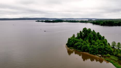 Lago-Eufaula-Sobrevuelo-De-Garcetas-En-Una-Isla-En-Alabama,-Línea-Estatal-De-Georgia-Capturada-En-5k