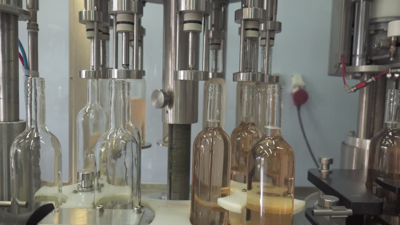 로즈 와인 병은 포도주 병 공장에서 채우는 프로세스 생산에 사용됩니다.