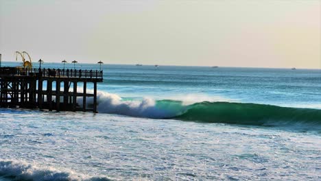 olas gigantes rompiendo en bali