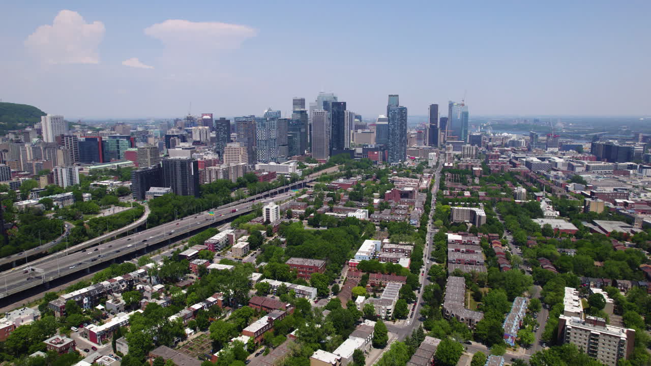vista aérea sobre el barrio de little burgundy, hacia el horizonte de montreal, en el soleado quebec, canadá